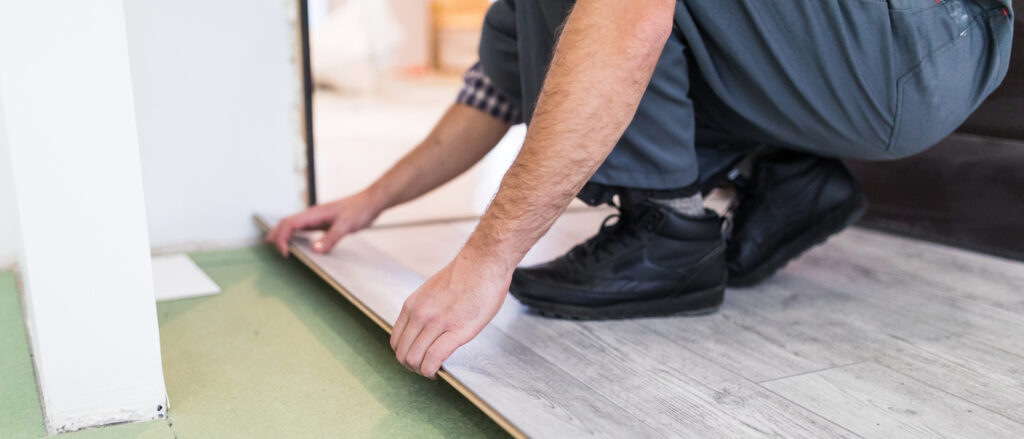 Profesional realizando la instalación de parquet en Valencia con tarima flotante.