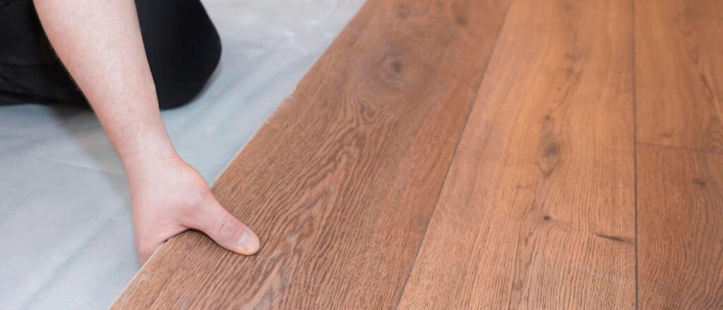 Instalación de suelo Quick Step laminado en un salón de Valencia